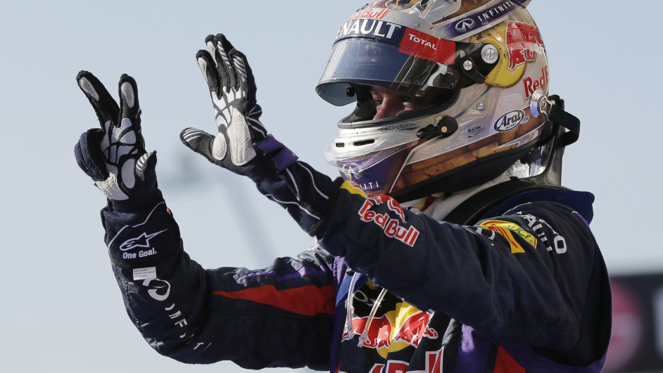 Sebastian Vettel ukazuje na prstech osm, co je rekord vtzstv v ad v jednom ronku, kterho vhrou v USA doshl