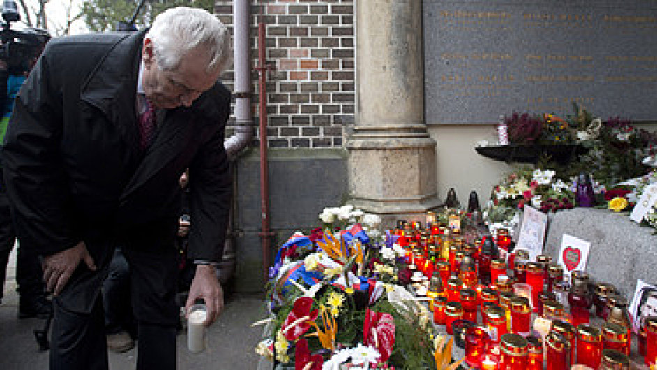Prezident Milo Zeman poloil kytici na hrob bvalho prezidenta Vclava Havla.