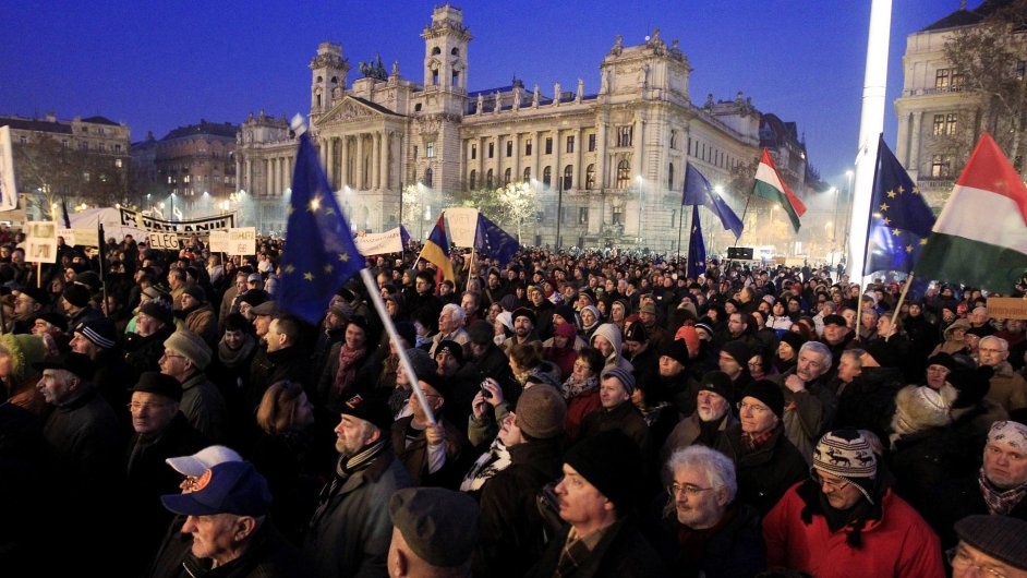 Tisce lid demonstrovaly v Budapeti proti Orbnov vld.