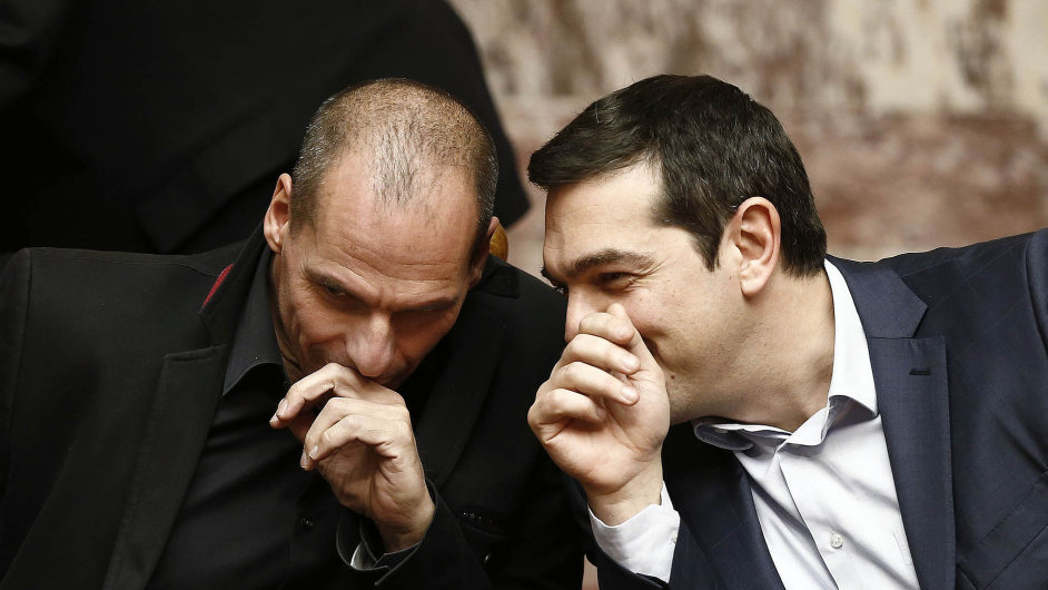 eck premir Alexis Tsipras (vpravo) a ministr financ Janis Varufakis