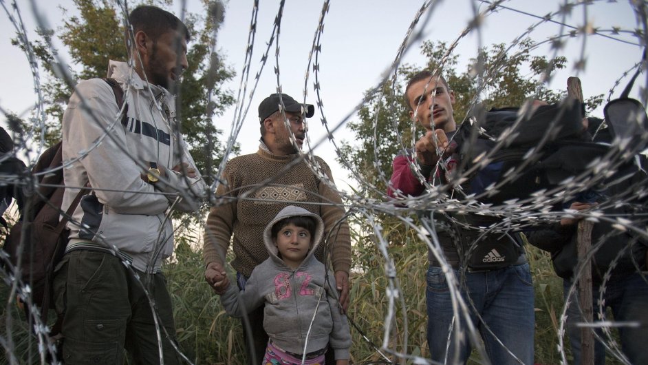 Syrt uprchlci na hranicch Maarska, kde byl dokonen plot proti migrantm.
