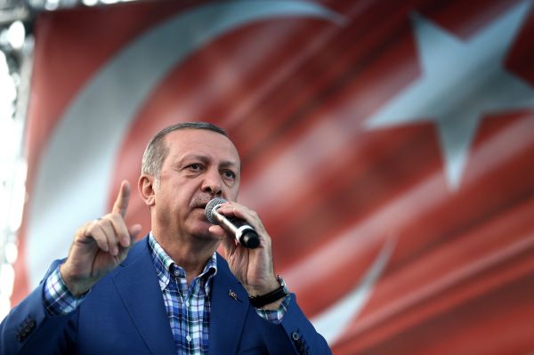 Prezident Erdogan obvi�uje z p�&iacute;pravy pu�e duchovn&iacute;ho Fethullaha G&uuml;lena, kter&yacute; �ije ve Spojen&yacute;ch st&aacute;tech a jeho� p�&iacute;znivce Ankara dlouhodob� pron&aacute;sleduje.