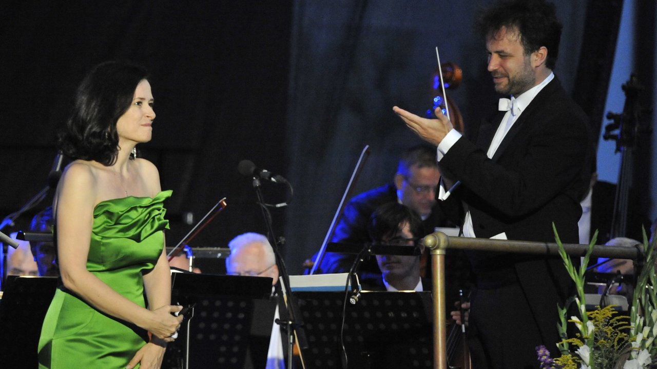 Na snmku z nedlnho zahjen Mezinrodnho hudebnho festivalu pilberk v Brn je sopranistka Simona aturov pi koncertu s Filharmoni Brno.