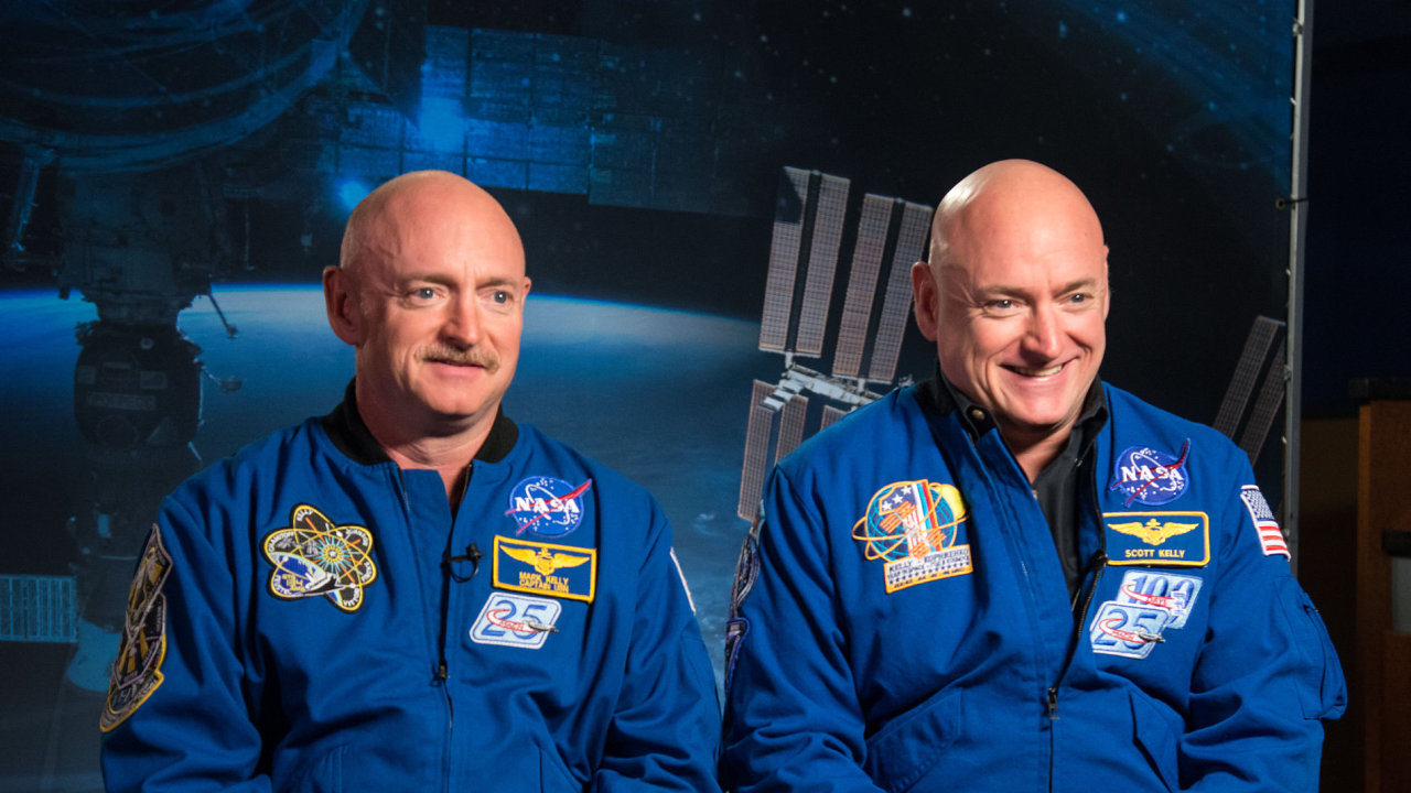 Astronaut Scott Kelly (vpravo) se svm dvojetem - bratrem Markem na archivnm snmku z ledna 2015