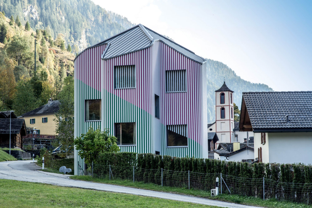 Přesvědčit místní, že jde o unikátní stavbu, prý nebylo jednoduché. I proto nechává architekt dveře domu otevřené pro všechny, kdo přicházejí se zvědavostí a zájmem.