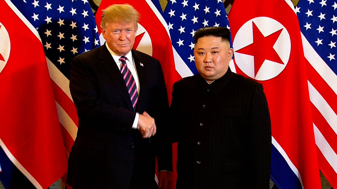 Ped dnenm jednnm americkho prezidenta Donalda Trumpa avdce KLDR Kim ong-una veVietnamu slily spekulace otom, e by mohli vyhlsit konec korejsk vlky.