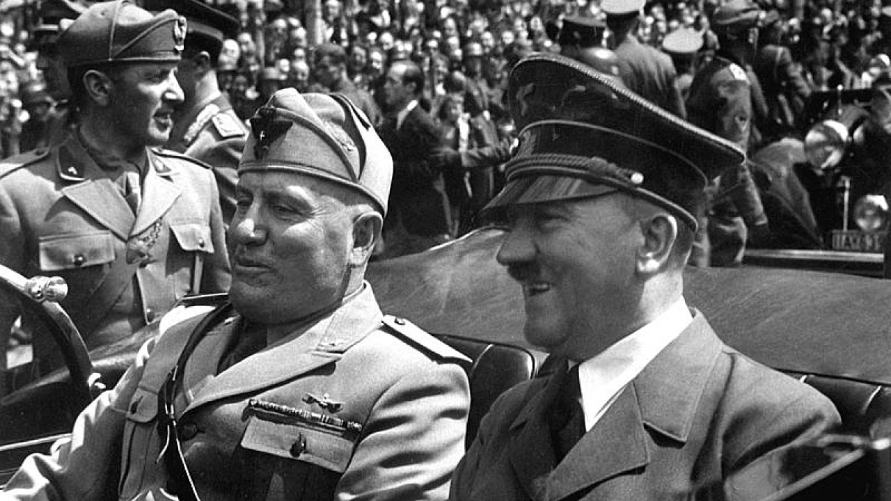 Adolf Hitler (vpravo) a Benito Mussolini (èerven 1940)