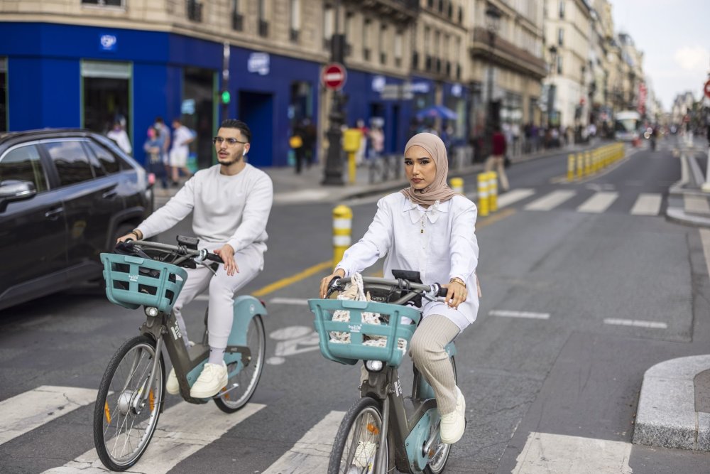 Paříž a Brusel vycházejí vstříc cyklistům, budují bezpečné cyklopruhy a finančně podporují firmy, které motivují své zaměstnance k používání elektrokol namísto aut.