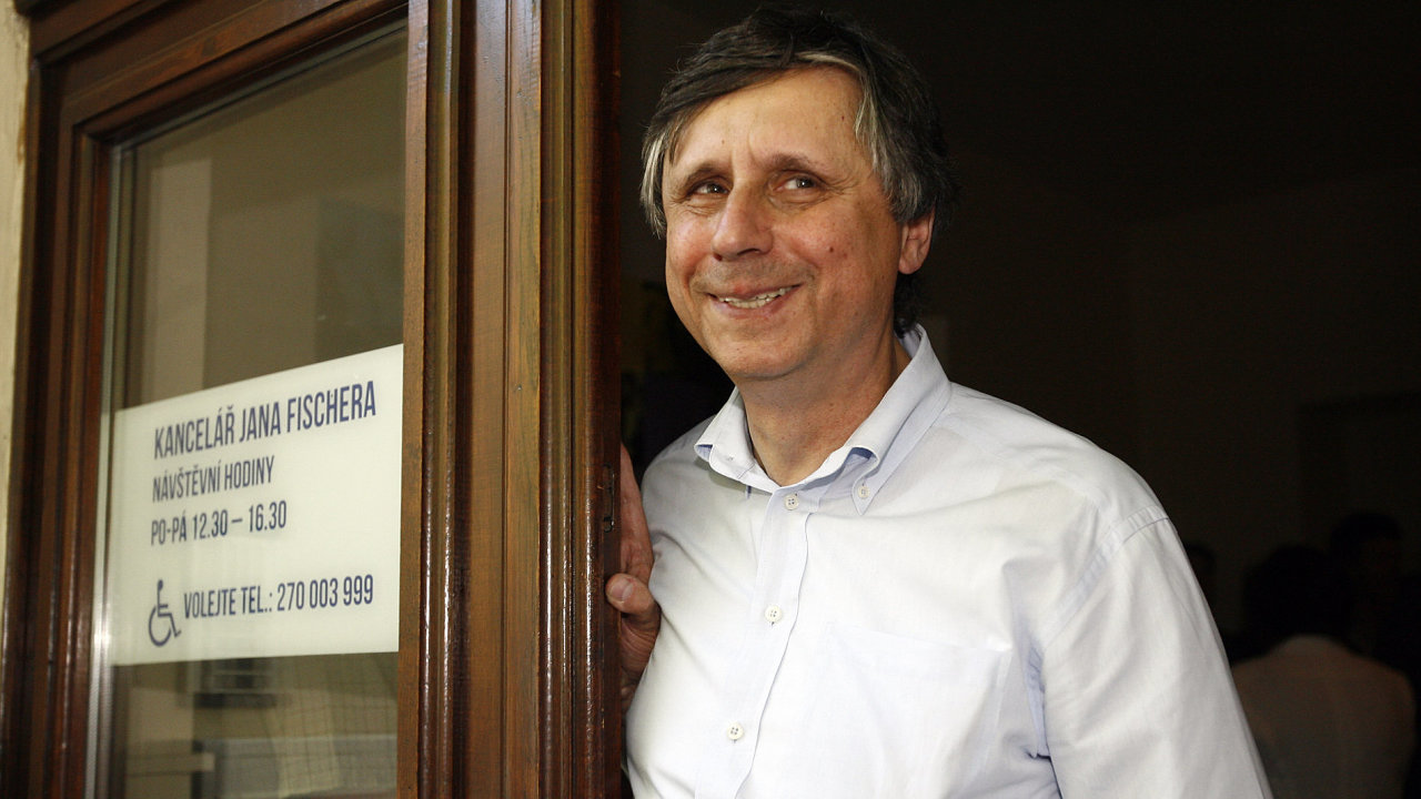 Kandidt na prezidenta Jan Fischer otevel svou kontaktn kancel na ikov v erotnov ulici.