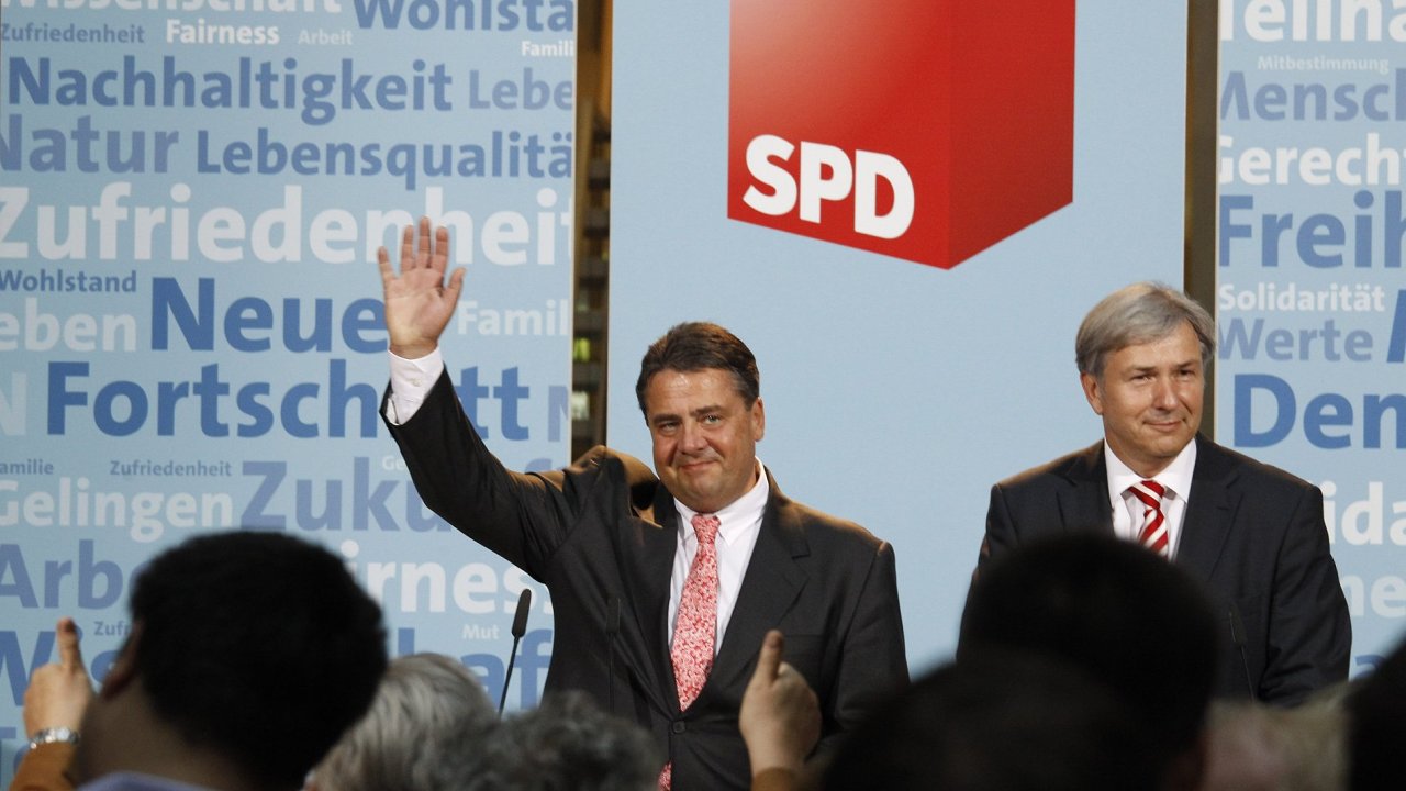 Ldi SPD Sigmar Gabriel (vlevo) a Klaus Wowereit slav vhru na vchod SRN