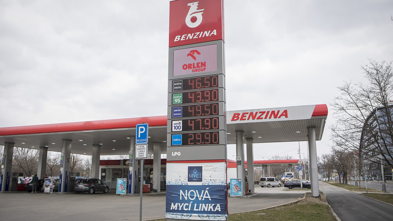 Ceny pohonných hmot prudce rostou. U Benziny v Praze 7 se u prémiových paliv blížily hranici padesáti korun.