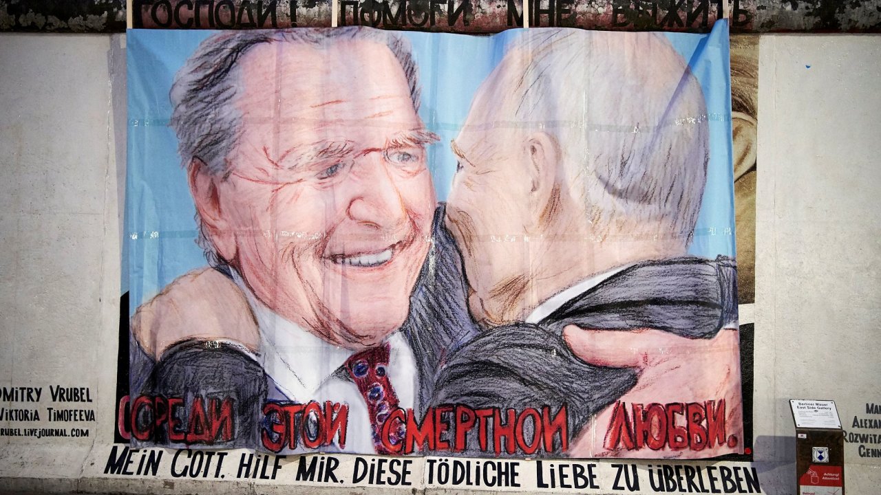 Nìmecký exkancléø Gerhard Schröder jako graffiti s Vladimirem Putinem na zbytcích Berlínské zdi – East Side Gallery.
