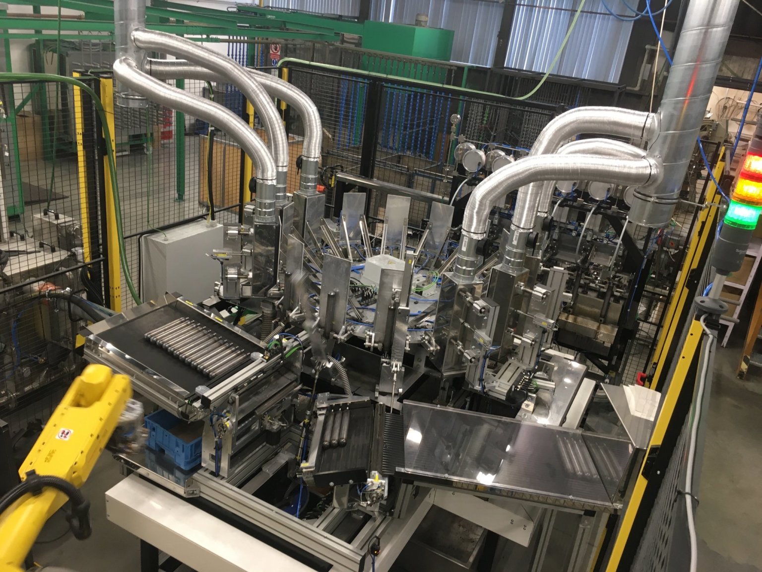 Konstruktéøi z Acam Solution vyvinuli napøíklad robotické pracovištì pro mytí a tlakovou zkoušku tlakových lahví.