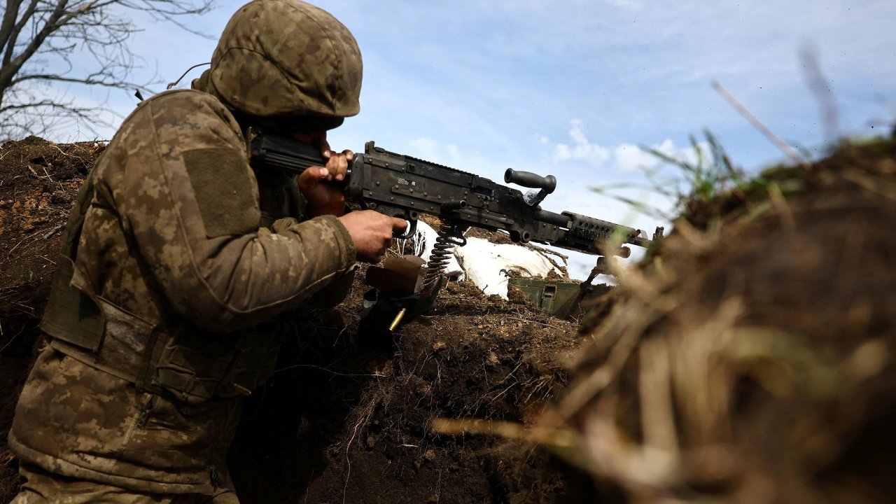 Ukrajinsk vojk v zkopech u Bachmutu