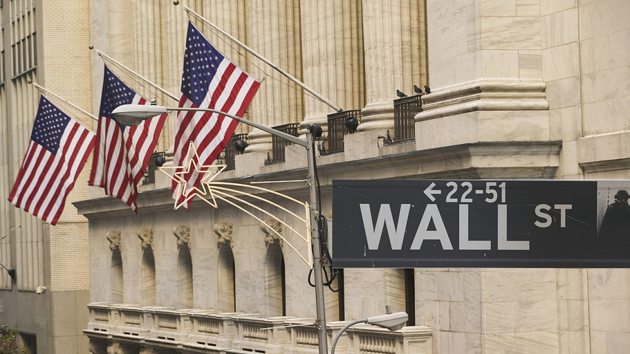 Na Wall Street se letos v prosinci a lednu obchoduje každý den s výjimkou sváteèních ètvrtkù.