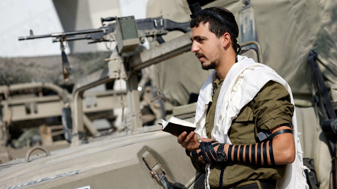 Izraelsk vojk bhem rann modlitby pobl Psma Gazy.
