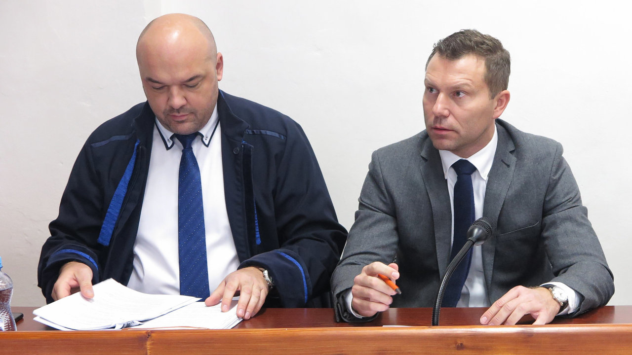 Bývalý radní Prahy 1 Michal Valenta (vpravo) spolu se svým obhájcem pøed soudem. Manažer JCDecaux Tomáš Tenzer se z jednání omluvil.