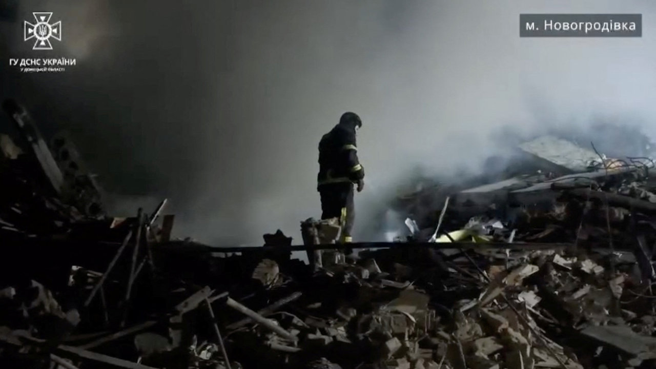 Ukrajinský záchranáø prohlíží místo dopadu ruské rakety v Novogrodivce v Donìcké oblasti. Foto z videa ukrajinských hasièù.