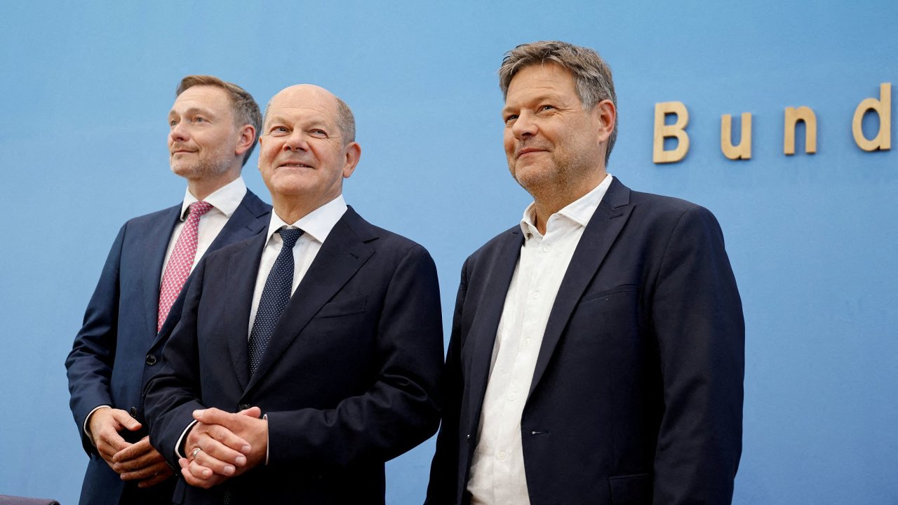 Nmeck kancl Olaf Scholz (SPD) a jeho koalin partnei ministr financ Christian Lindner (FDP) a ministr hospodstv Robert Habeck (Zelen)