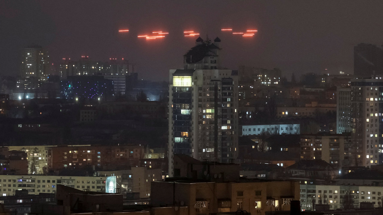tok ruskho dronu na Kyjev.
