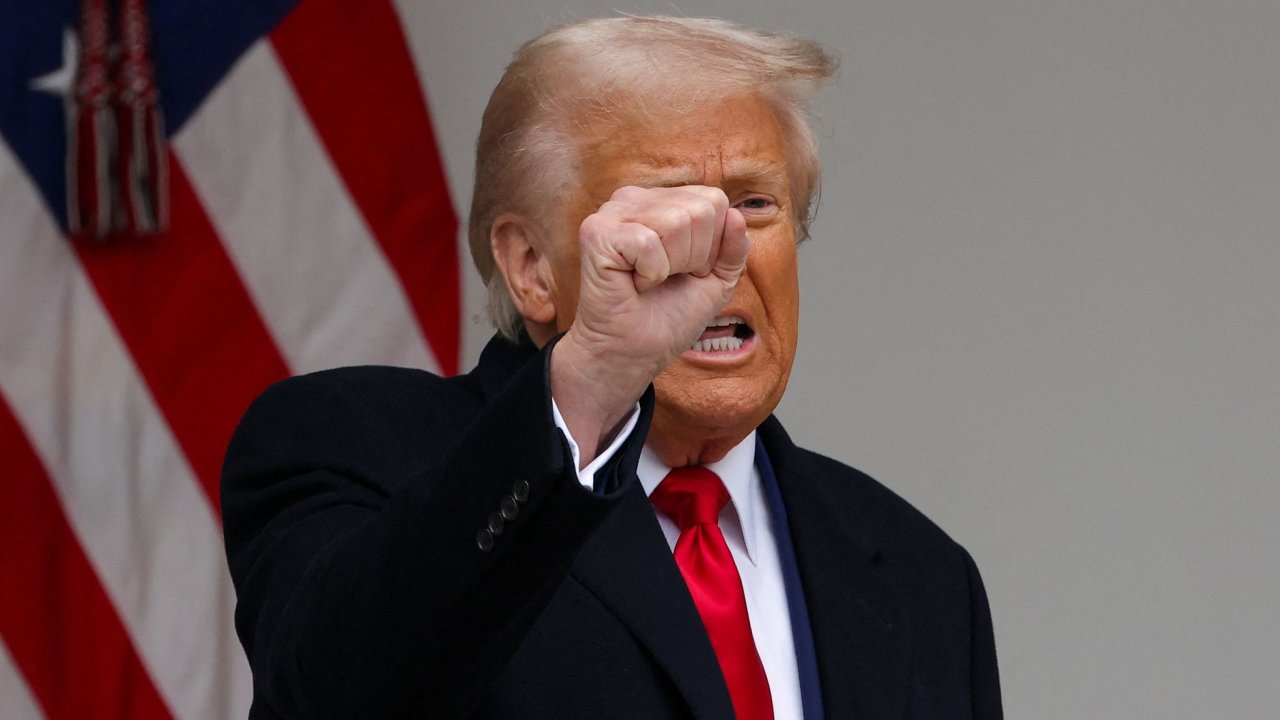 Trump uvalil cla na sv obchodn partnery. Do USA se maj dky tomu vrtit zlat asy.
