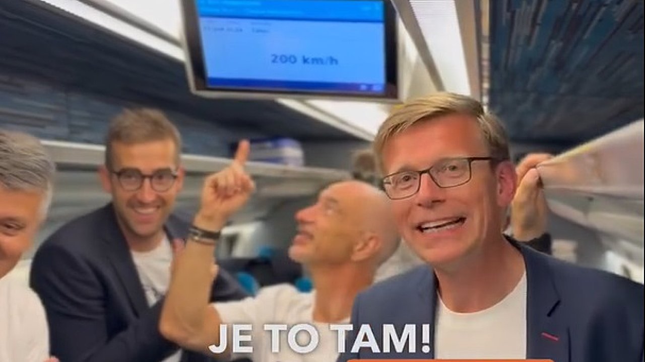 Naneisto se to byla jet pln smv. Za Martinem Kupkou slav fov Sprvy eleznic a eskch drah, ale i jihoesk hejtman. Pi prvnm pravidelnm vlaku u ale moc co slavit nebylo.