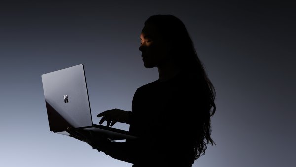 Surface Laptop Ultra od Microsoftu je prvn� p�edstaven� po��ta� s �ipem...