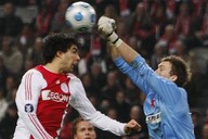 Jakub Divi boxuje m ped dotrajcm Luisem Suarezem z Ajaxu. 