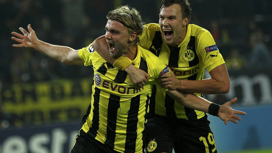 Fotbalist Dortmundu Marcel Schmelzer (vlevo) a Kevin Grosskreutz se raduj z glu proti Realu Madrid.