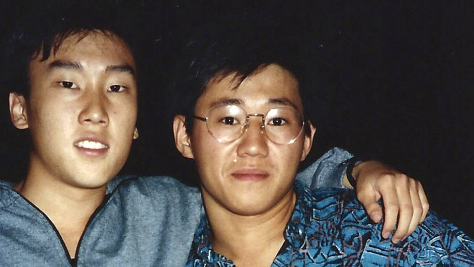 Kenneth Bae (vpravo) bhem studi