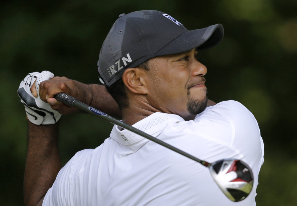 Tiger Wood při prvním návratu na golfové hřiště po operaci zad