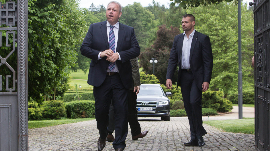Ministr vnitra Milan Chovanec pøijíždí do Lán na vèerejší jednání s prezidentem Milošem Zemanem.