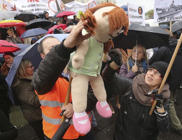 Polsko, demonstrace proti reformám školství, říjen 2016
