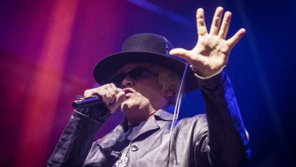 Michael Koc&aacute;b u� p�edem v&iacute;, �e ho kritika odsoud&iacute;. Jeho nov&aacute; deska nen&iacute; skand&aacute;l ani n&aacute;�ez