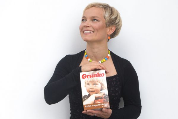 "Hol�i�ka" z Granka se jmenuje Veronika Fojt�. Kdy� ji rodi�e nechali v prosinci 1978 vyfotit na obal nov&eacute;ho v&yacute;robku pra�sk&yacute;ch �okol&aacute;doven, kter&yacute; dr�&iacute; v ruce, byly j&iacute; dva a �tvrt roku. Dnes je j&iacute; 41 let.