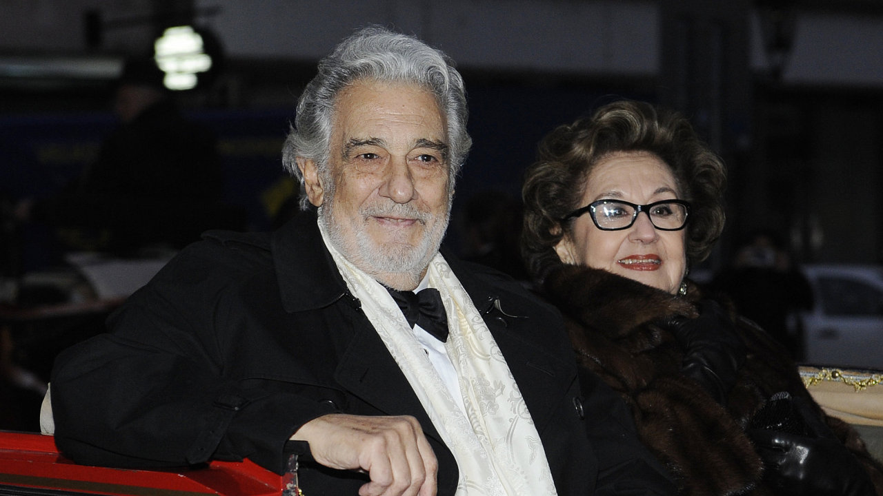 Operní pìvec a dirigent Plácido Domingo s manželkou Martou pøijíždí koèáøem ke Stavovskému divadlu.