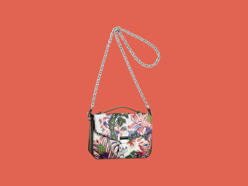 Kreativní ředitel domu LOUIS VUITTON Nicolas Ghesquière ozdobil zimní doplňky něžným květinovým motivem. Ten nechybí ani na crossbody kabelce Pochette Metis Mini.