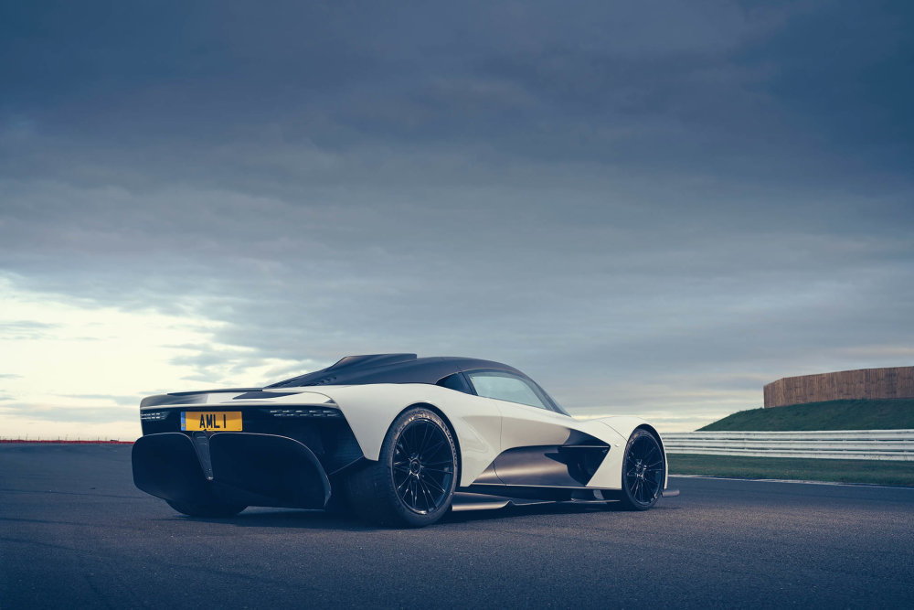Hybridní supersport Valhalla z chystaného filmu Není čas zemřít