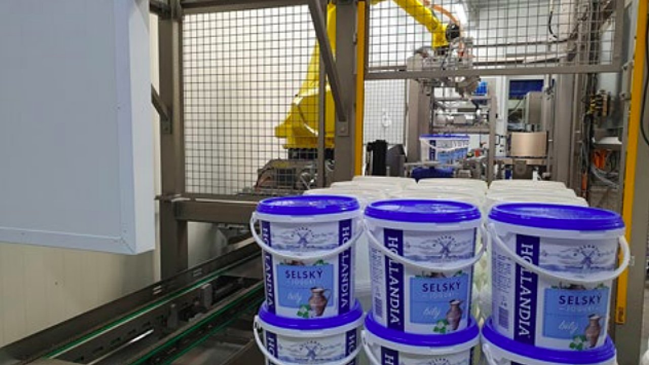 Výrobce jogurtù nasadil paletizaèního robota