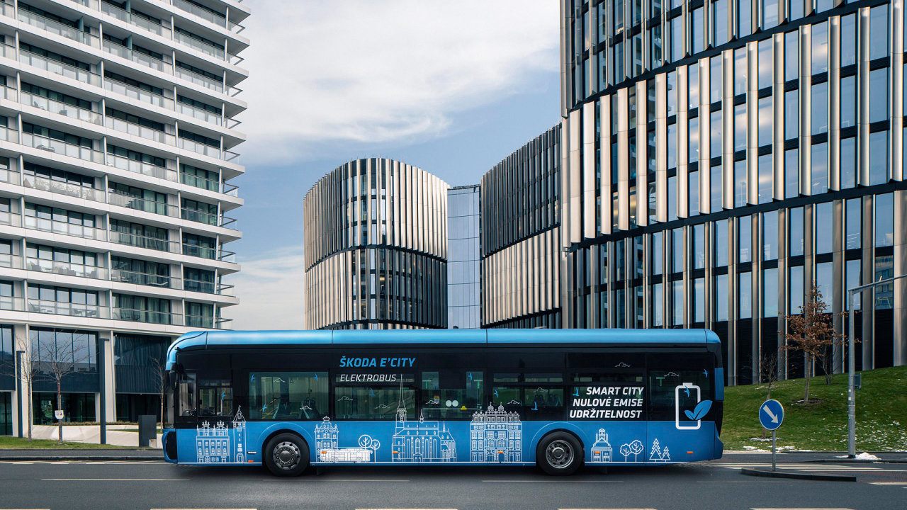 Nový elektrobus Škoda E’City ze Škody Transportation pro pražský dopravní podnik je plně nízkopodlažní bateriové vozidlo s garantovaným dojezdem více než 100 kilometrů na jedno nabití.