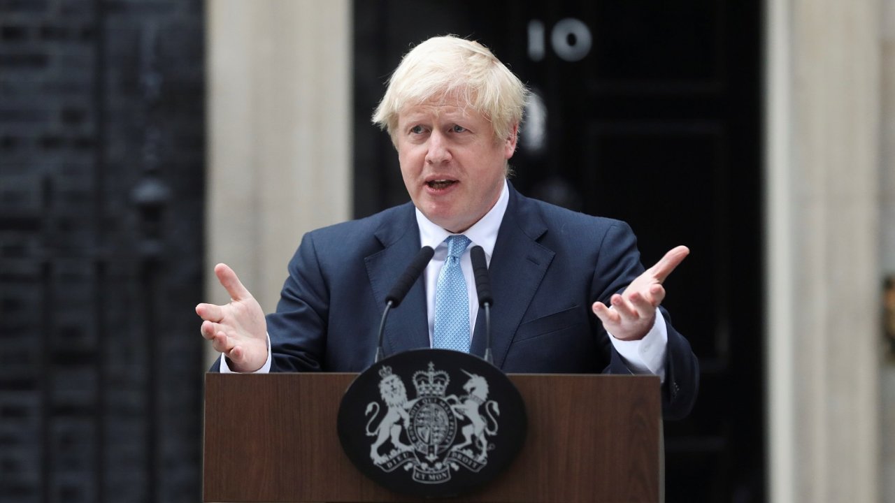 Britský premiér Boris Johnson pøed svým sídlem na Downing Street 10.