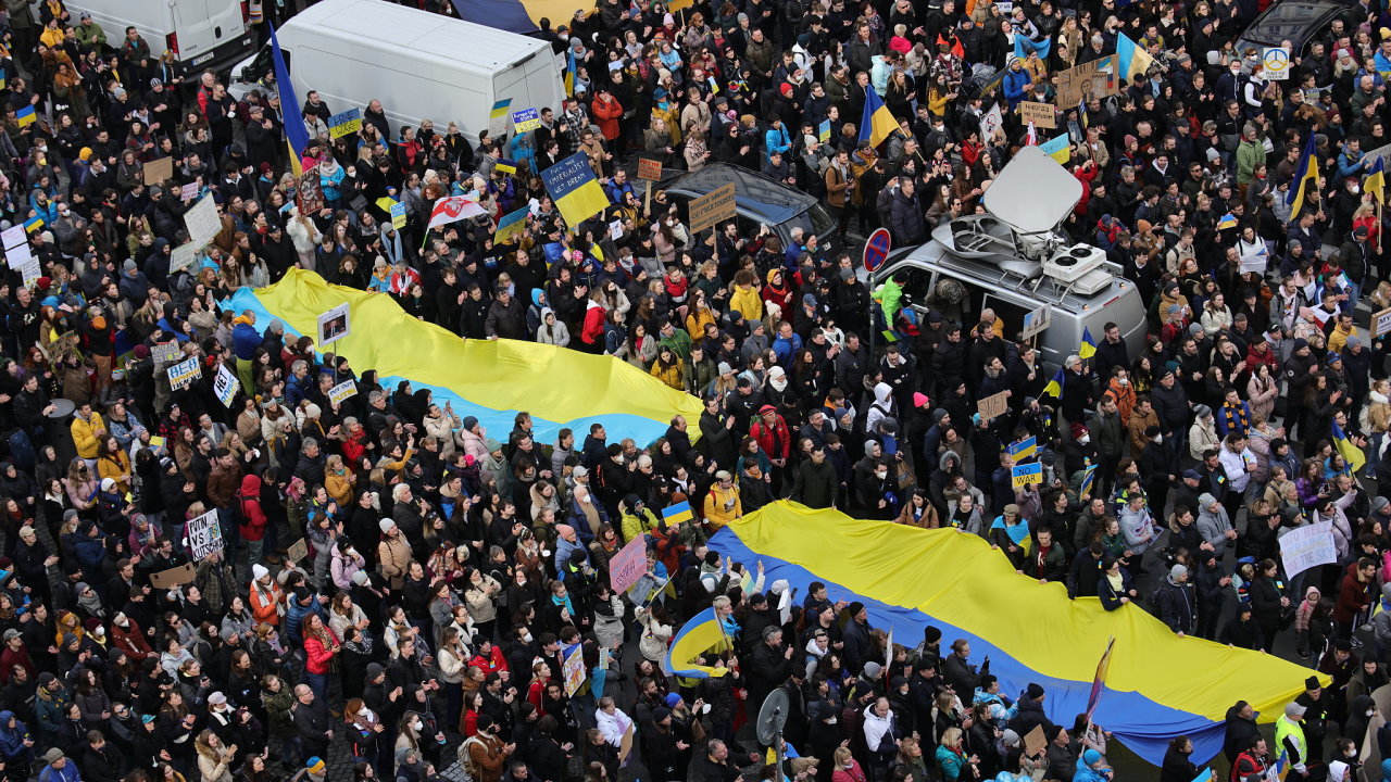Podporu Ukrajinì pøišlo na Václavské námìstí vyjádøit až 80 tisíc lidí.