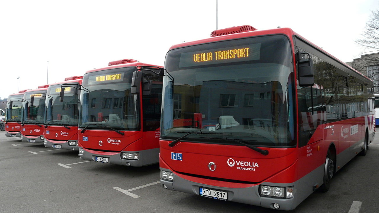 Modern autobusy v barvch Veolia Transport.