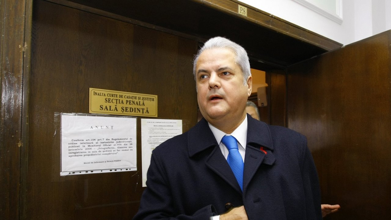 Bval rumunsk premir Adrian Nastase u soudu v Bukureti