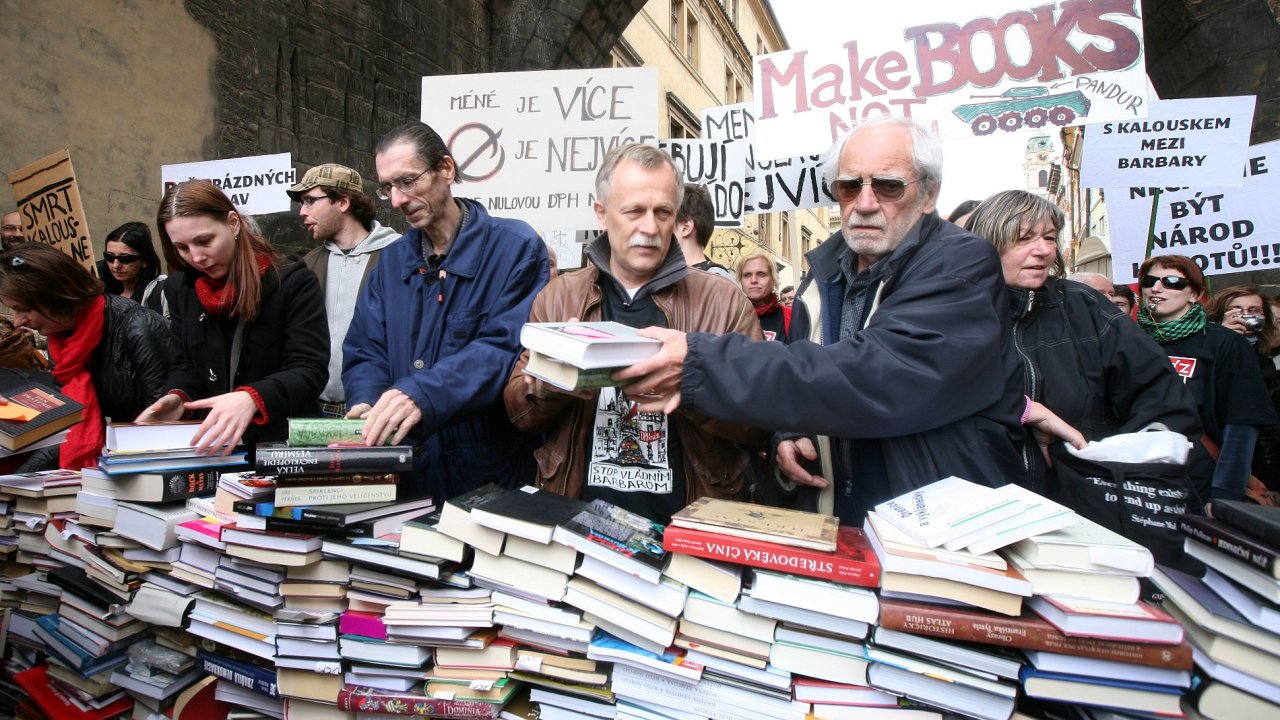 Proti zven sazby DPH u knih nkolikrt protestovali knihkupci, nakladatel i autoi, ped Karlovm mostem napklad vytvoili barikdu z knih