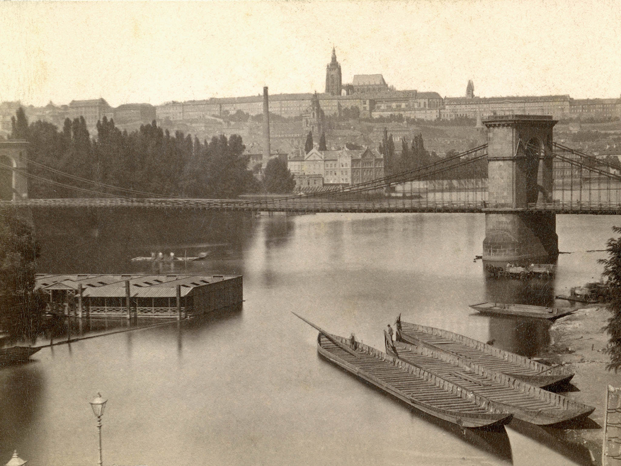 Ve�ker� materi�l pro stavbu pra�sk�ho �et�zov�ho mostu (dnes na jeho m�st� stoj� most Legi�) si Lannova firma zaji��ovala sama. Ve �ty�ic�t�ch letech 19. stolet� zam�stn�vala v�ce ne� dva tis�ce d�ln�k�.