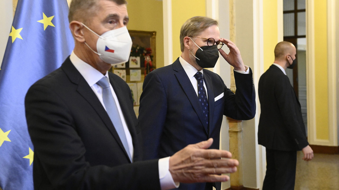 Bývalý premiér z ANO Andrej Babiš (vlevo) vítá svého nástupce Petra Fialu z ODS (druhý zleva) v sídle úøadu vlády ve Strakovì akademii