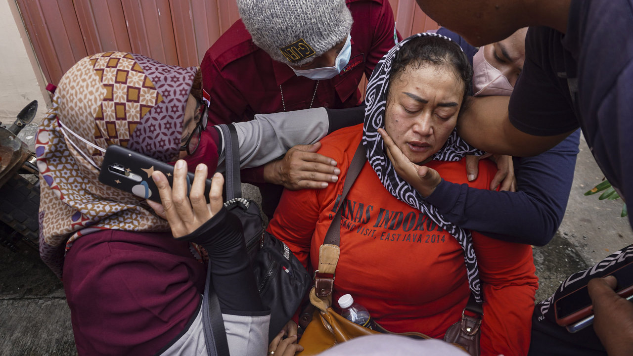 Žena zkolabovala poté, co se dozvìdìla, že její pøíbuzný je mezi obì�mi nepokojù po fotbalovém zápase v indonéském Malangu.