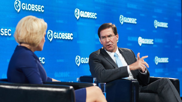 Pomoc Ukrajině bude velké téma republikánských primárek, říká americký exministr obrany