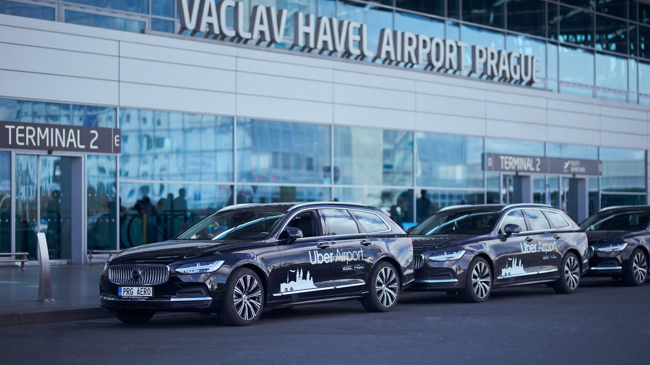 Vozy služby Uber Airport na pražském Letišti Václava Havla.
